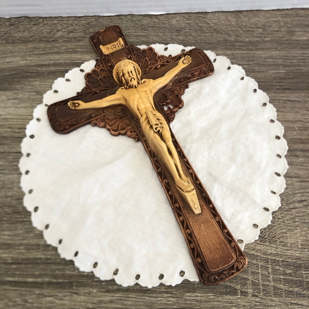 Vtg Ornate Wall Crucifix Resin